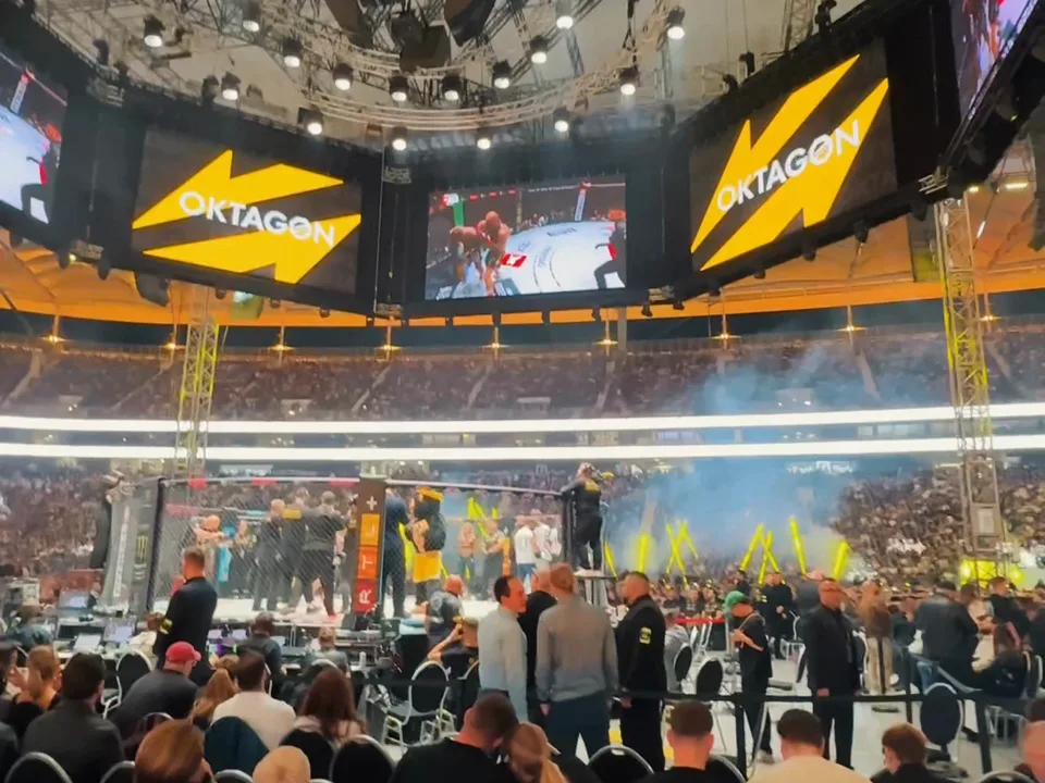 Blick in die Arena vor dem Kampf