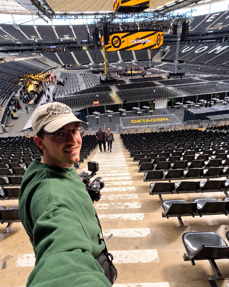 Pascal Steiner mit Kamera in der Arena